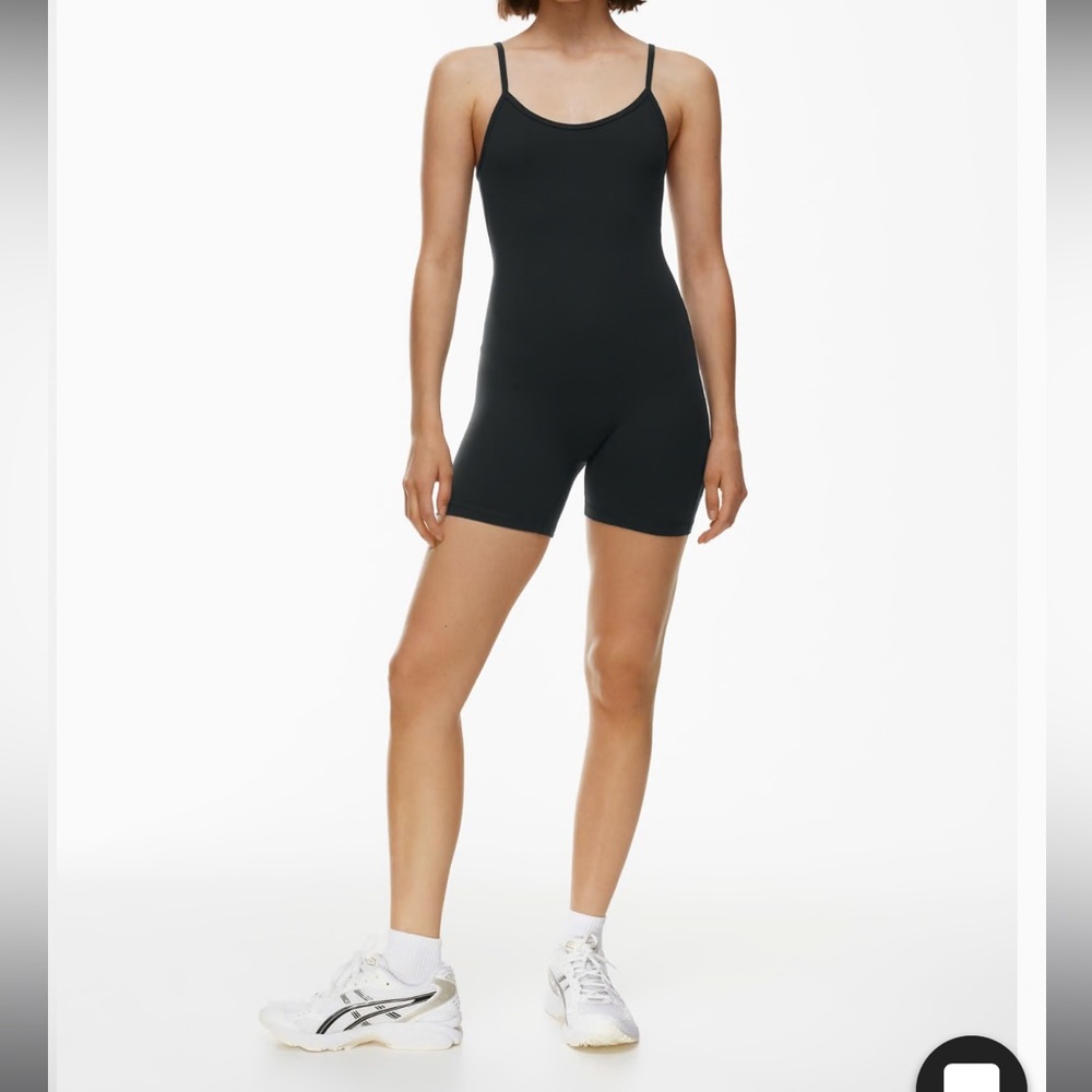 Aritzia TnaBUTTER™ New Rhythm 5" Romper
Scoopneck romper